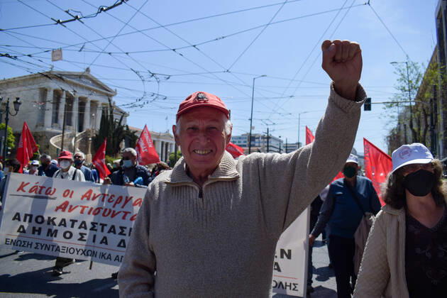 Greece: Thousands take to Athens streets in protest of price hikes A pensioner gestures as thousands march holding banner with slogans against soaring unbearable prices that plague Greek society. Athens Greece Copyright: DimitrisxAspiotis
