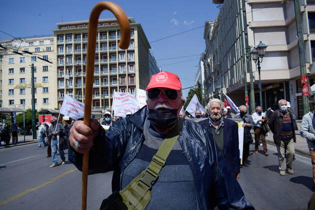 Greece: Thousands take to Athens streets in protest of price hikes A pensioner gestures as thousands march holding banner with slogans against soaring unbearable prices that plague Greek society. Athens Greece Copyright: DimitrisxAspiotis