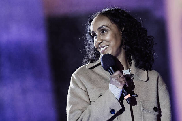 20 03 2022, xlakx, entertainment demo, Sound of Peace peace rally for Ukraine emspor, v l presenter Hadnet Tesfai at the rally and peace concert Sound Of Peace against the war in Ukraine at Brandenburg Gate Berlin.