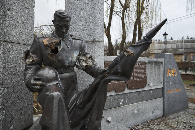 Consequences Of The Russian-Ukrainian War In The Kyiv Region Sculpture of a soldier of the USSR army, damaged during the shelling of the city of Gostomel, Kyiv region, on April 21, 2022 as Russian invasion of Ukraine continue. Kyiv Ukraine  Copyright: xOlegxPereverzevx originalFilename: pereverziev-notitle220421_npdRo.jpg
