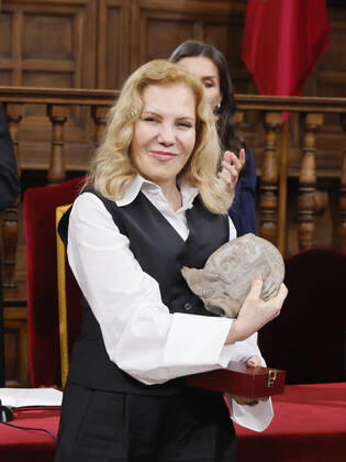 Argentinian actress Cecilia Roth collects Cervantes Award on behalf of Uruguayan author Cristina Peri Rossi Cervantes Award s gala ceremony at Alcala de Henares University in Madrid region, central Spain, 22 April 2022. Peri Rossi has been unable to be in the awarding ceremony due to her health condition. Cervantes Award s gala !ACHTUNG: NUR REDAKTIONELLE NUTZUNG!  Copyright: xBallesteros xPOOLx GRAF5937 20220422-e6029b2f1355637e0982c6f06a3fbc9db78f87cd