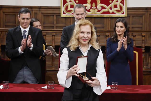 Argentinian actress Cecilia Roth collects Cervantes Award on behalf of Uruguayan author Cristina Peri Rossi Cervantes Award s gala ceremony at Alcala de Henares University in Madrid region, central Spain, 22 April 2022. Peri Rossi has been unable to be in the awarding ceremony due to her health condition. Cervantes Award s gala !ACHTUNG: NUR REDAKTIONELLE NUTZUNG!  Copyright: xBallesteros xPOOLx GRAF5978 20220422-ef4693f5335ca777c99bde120f30be04afbf24c0
