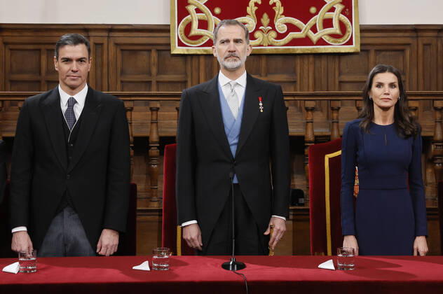 Spain s King Felipe VI, Queen Letizia and Prime Minister Pedro Sanchez (L) attend the Cervantes Award s gala at Alcala de Henares University in Madrid region, central Spain, 22 April 2022. Argentinia actress Cecilia Roth collected Cervantes Award on behalf of Uruguayan author Cristina Peri Rossi, who has been unable to be in the awarding ceremony due to her health condition. Cervantes Award s gala !ACHTUNG: NUR REDAKTIONELLE NUTZUNG!  Copyright: xBALLESTEROSx GRAF5986 20220422-d7b6e4df7839becd7c9f3b48cae4aa66f97f8462