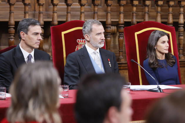 Spain s King Felipe VI, Queen Letizia and Prime Minister Pedro Sanchez (L) attend the Cervantes Award s gala ceremony at Alcala de Henares University in Madrid region, central Spain, 22 April 2022. Argentinia actress Cecilia Roth collected Cervantes Award on behalf of Uruguayan author Cristina Peri Rossi, who has been unable to be in the awarding ceremony due to her health condition. Cervantes Award s gala !ACHTUNG: NUR REDAKTIONELLE NUTZUNG!  Copyright: xBALLESTEROSx GRAF6017 20220422-0602026a17edd5ae8add5c0ba3496d9a6806dfc4