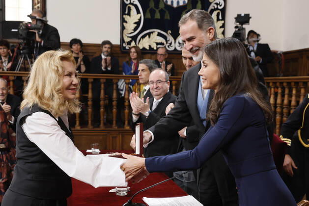 Spain s King Felipe VI and Queen Letizia hand over the Cervantes Award 2021 to Argentinian actress Cecilia Roth (L), who collects it on behalf of Uruguayan author Cristina Peri Rossi Cervantes Award s gala ceremony at Alcala de Henares University in Madrid region, central Spain, 22 April 2022. Peri Rossi has been unable to be in the awarding ceremony due to her health condition. Cervantes Award s gala !ACHTUNG: NUR REDAKTIONELLE NUTZUNG!  Copyright: xBallesteros xPOOLx GRAF5981 20220422-9567cd550ef6ae935d474717065df866c64793cf