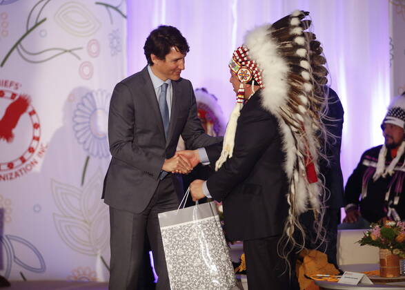 Bilder des Jahres 2022, News 04 April News Themen der Woche KW16 News Bilder des Tages April 22, 2022, WINNIPEG, MANITOBA, CANADA: Prime Minister Justin Trudeau gives a gift to Southern Chiefs Organization Grand Chief Jerry Daniels at a HudsonöÄÃ s Bay Company transfer ceremony in Winnipeg Friday, April 22, 2022. One of the landmark stores formerly run by the HudsonöÄÃ s Bay Company is about to undergo a major transformation in the name of reconciliation with Indigenous people. WINNIPEG CANADA - ZUMAc35_ 20220422_zaf_c35_027 Copyright: xJohnxWoodsx