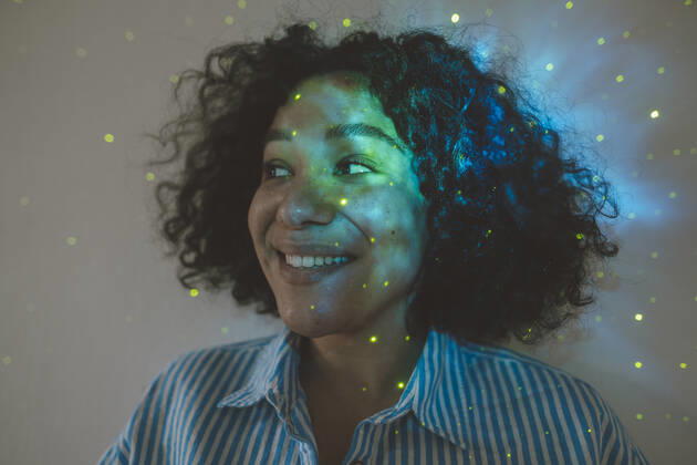 Astro light effect falling on face of woman in front of wall model released, Symbolfoto property released, JOSEF07768