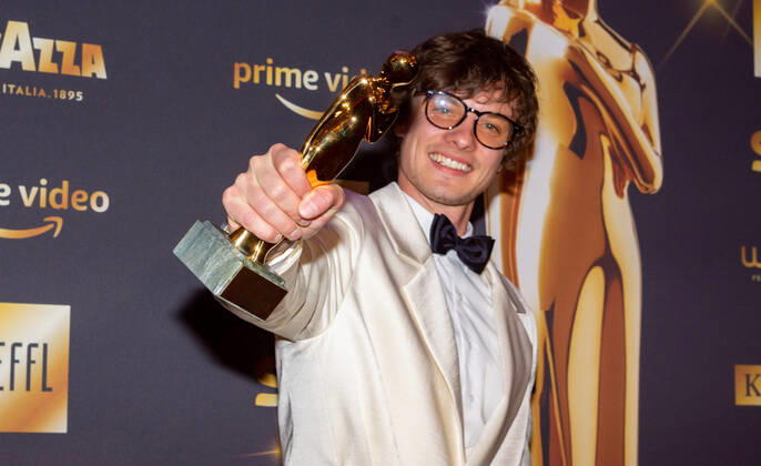 20220423 Kurier Romy Gala 2022 WIEN, OESTERREICH - 23. APRIL: Preistraeger in der Kategorie -Entdeckung maennlich- Julian Looman bei der Verleihung des deutschsprachigen Film- und Fernseh-Preises, die 33. Kurier Romy Gala 2022 im Festsaal der Wiener Hofburg am 23. April 2022 in Wien, Oesterreich. 220423_SEPA_17_003 Copyright: xIsabellexOuvrardx SEPAxMedia