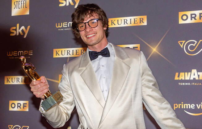 20220423 Kurier Romy Gala 2022 WIEN, OESTERREICH - 23. APRIL: Preistraeger in der Kategorie -Entdeckung maennlich- Julian Looman bei der Verleihung des deutschsprachigen Film- und Fernseh-Preises, die 33. Kurier Romy Gala 2022 im Festsaal der Wiener Hofburg am 23. April 2022 in Wien, Oesterreich. 220423_SEPA_17_001 Copyright: xIsabellexOuvrardx SEPAxMedia