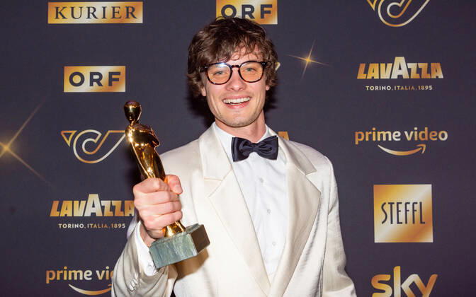 20220423 Kurier Romy Gala 2022 WIEN, OESTERREICH - 23. APRIL: Preistraeger in der Kategorie -Entdeckung maennlich- Julian Looman bei der Verleihung des deutschsprachigen Film- und Fernseh-Preises, die 33. Kurier Romy Gala 2022 im Festsaal der Wiener Hofburg am 23. April 2022 in Wien, Oesterreich. 220423_SEPA_17_002 Copyright: xIsabellexOuvrardx SEPAxMedia