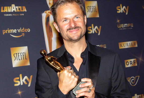 20220423 Kurier Romy Gala 2022 WIEN, OESTERREICH - 23. APRIL: Preistraeger in der Kategorie -Beliebteste Schauspieler in einem Film- Philipp Hochmair bei der Verleihung des Deutschsprachigen Film- und Fernseh-Preises, die 33. Kurier Romy Gala 2022 im Festsaal der Wiener Hofburg am 23. April 2022 in Wien, Oesterreich. 220423_SEPA_17_011 Copyright: xIsabellexOuvrardx SEPAxMedia