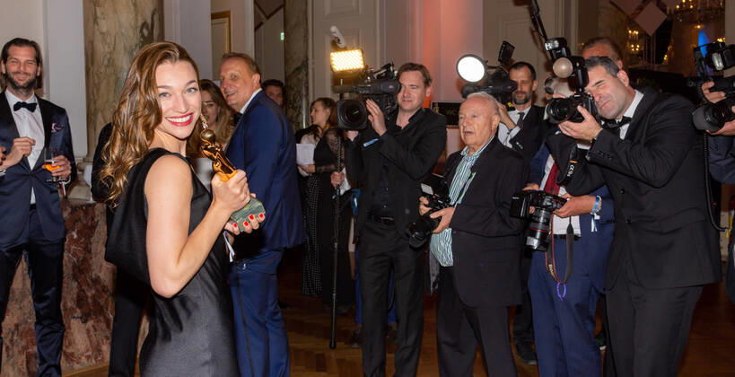 Bilder des Jahres 2022, Entertainment 04 April Entertainment Themen der Woche KW16 Entertainment Bilder des Tages 20220423 Kurier Romy Gala 2022 WIEN, OESTERREICH - 23. APRIL: Preistraegerin in der Kategorie -Entdeckung weiblich- Antonia Moretti bei der Verleihung des deutschsprachigen Film- und Fernseh-Preises, die 33. Kurier Romy Gala 2022 im Festsaal der Wiener Hofburg am 23. April 2022 in Wien, Oesterreich. 220423_SEPA_17_017 Copyright: xIsabellexOuvrardx SEPAxMedia