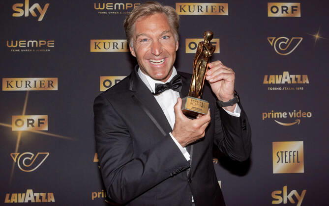 20220423 Kurier Romy Gala 2022 WIEN, OESTERREICH - 23. APRIL: Preistraeger in der Kategorie -Show und Unterhaltung- Hans Knauss bei der Verleihung des deutschsprachigen Film- und Fernseh-Preises, die 33. Kurier Romy Gala 2022 im Festsaal der Wiener Hofburg am 23. April 2022 in Wien, Oesterreich. 220423_SEPA_17_023 Copyright: xIsabellexOuvrardx SEPAxMedia