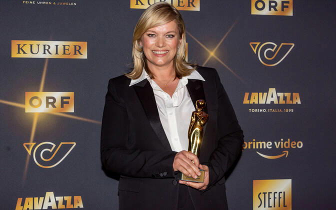 20220423 Kurier Romy Gala 2022 WIEN, OESTERREICH - 23. APRIL: Romy-Auszeichnung fuer ihren Einsatz gegen Fake News und fuer serioesen Journalismusin fuer Corinna Milborn bei der Verleihung des deutschsprachigen Film- und Fernseh-Preises, die 33. Kurier Romy Gala 2022 im Festsaal der Wiener Hofburg am 23. April 2022 in Wien, Oesterreich. 220423_SEPA_17_006 Copyright: xIsabellexOuvrardx SEPAxMedia