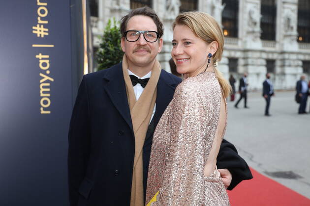 Romy Gala 2022 Vienna, 23 04 2022 Caroline PETERS with husband