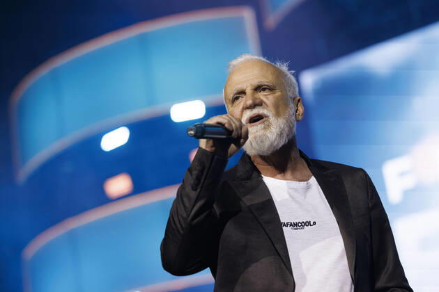 Singer Nino de Angelo at the big Schlagerfest XXL in the Lanxess Arena Cologne, 23 04 2022 NRW Germany Copyright: xChristophxHardtx