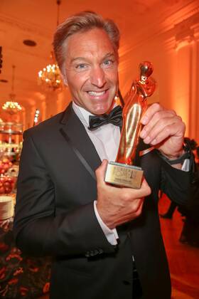 23 04 2022, Vienna Hofburg, ROMY Film u TV Prize, Gala Award Ceremony of the Television Prize of ORF u KURIER im Bild Hans Knauss, with d Award, ROMY Film u TV Prize