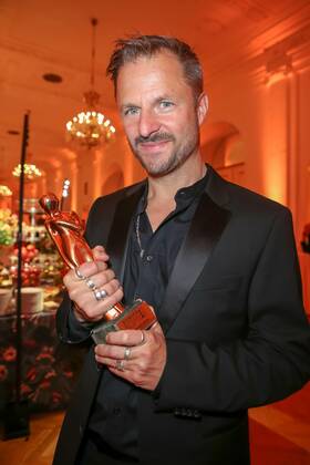 23 04 2022, Wiener Hofburg, ROMY Film u TV Preis, Gala award ceremony of the television prize of ORF u KURIER in the picture Philipp Hochmair, with d Award, ROMY Film u TV Preis