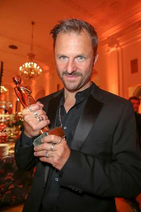 23 04 2022, Wiener Hofburg, ROMY Film u TV Preis, Gala award ceremony of the television prize of ORF u KURIER in the picture Philipp Hochmair, with d Award, ROMY Film u TV Preis