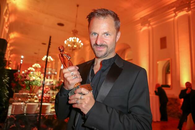 23 04 2022, Wiener Hofburg, ROMY Film u TV Preis, Gala award ceremony of the television prize of ORF u KURIER in the picture Philipp Hochmair, with d Award, ROMY Film u TV Preis