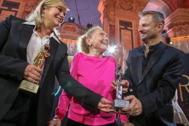 23 04 2022, Wiener Hofburg, ROMY Film u TV Preis, Gala award ceremony of the television prize of ORF u KURIER in the picture Corinna Milborn, Erni Mangold, Philipp Hochmair, with d Award, ROMY Film u TV Preis