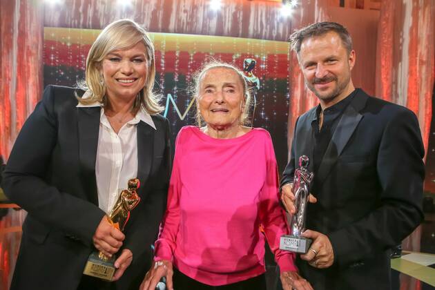 23 04 2022, Wiener Hofburg, ROMY Film u TV Preis, Gala award ceremony of the television prize of ORF u KURIER in the picture Corinna Milborn, Erni Mangold, Philipp Hochmair, with d Award, ROMY Film u TV Preis