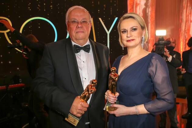 23 04 2022, Vienna Hofburg, ROMY Film u TV Award, Gala award ceremony of the TV Award of ORF u KURIER in the picture Christian Wehrschütz, Lou Lorenz Dittlbacher, with d Award, ROMY Film u TV Award
