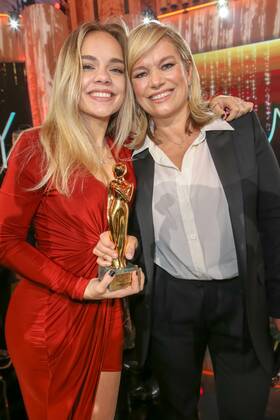 23 04 2022, Vienna Hofburg, ROMY Film u TV Award, Gala award ceremony of the TV Award of ORF u KURIER in the picture Corinna Milborn with daughter Luca, with d Award, ROMY Film u TV Award