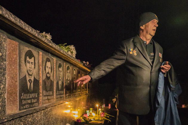 Remembrance Of The 36th Anniversary Of Chernobyl Accident In Slavutych, Ukraine Alexander, worker in the electricity of the Chernobyl Nuclear Plant during the accident, looks for his colleagues in the memorial for the dead workers in the accident in Slavutych, city in northern of Ukraine where most of the worker of the nuclear plant currently work. Slavutych Kyiv Ukraine  Copyright: xCelestinoxArcex originalFilename: arce-remembra220426_npY3F.jpg