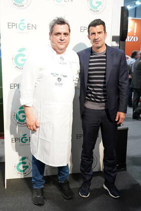 Spanish chef Jose Alvarez (l) and Portuguese football legend Luis Figo perform a show-cooking by Epigen Healthy Bite during the Salon Gourmets 2022. April 26, 2022. (2022042602)
