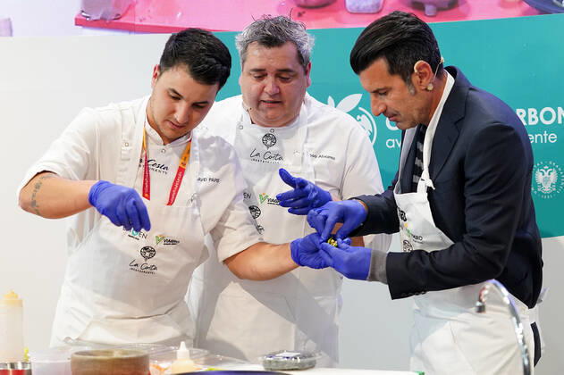 Spanish Chefs Jose Alvarez (c) and David Papis (l) and football legend Luis Figo perform a show-cooking by Epigen Healthy Bite during the Salon Gourmets 2022. April 26, 2022. (2022042663)