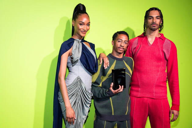 Entertainment Bilder des Tages International Woolmark Prize 2022 London, UK. Jourdan Dunn and Saul Nash, winner of the International Woolmark Prize with model in red outfit at the Photocall at the International Woolmark Prize 2022 FINAL in London on 26th April 2022. LMK405-S260422LSAN-001 