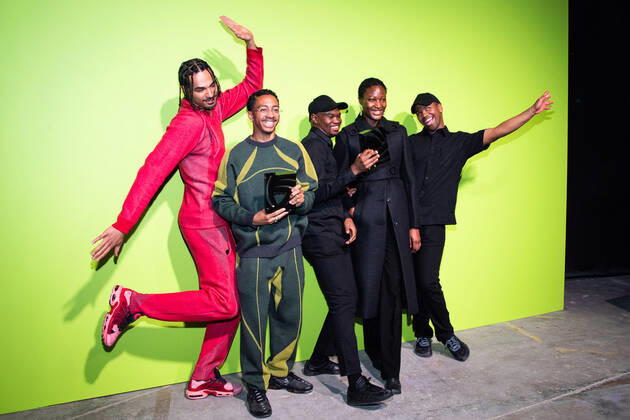 International Woolmark Prize 2022 London, UK. Saul Nash winner of the International Woolmark Prize, and Mmuso Potsane and Maxwell Boko of MmusoMaxwell, winners of the Karl Lagerfeld Award for Innovation, pose with models at the Photocall at the International Woolmark Prize 2022 FINAL in London on 26th April 2022. LMK405-S260422LSAN-001 