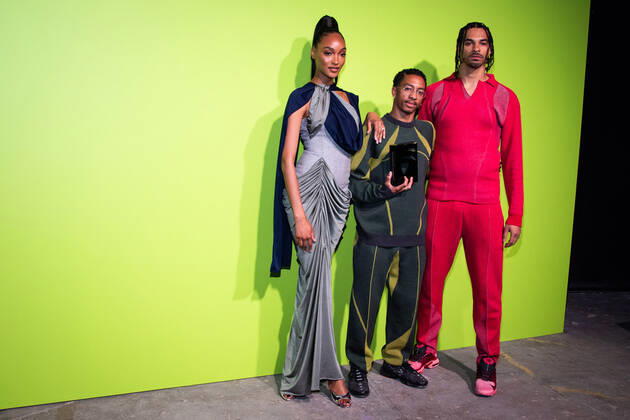 International Woolmark Prize 2022 London, UK. Jourdan Dunn and Saul Nash, winner of the International Woolmark Prize with model in red outfit at the Photocall at the International Woolmark Prize 2022 FINAL in London on 26th April 2022. LMK405-S260422LSAN-001 