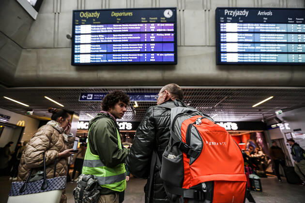 April 29, 2022, Warsaw, Warsaw, Poland: Ukrainian refugee with her two cats and dog, boards a train embarking to Berlin. Warsaw Poland - ZUMAo116 20220429_znp_o116_026 Copyright: xBiancaxOterox
