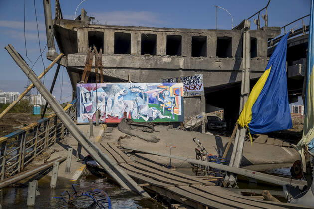 News Bilder des Tages A painting resembling Pablo Ruiz Picasso s Guernica is seen among the debris of a bridge destruyed in a recent Russian rocket attack in the surroundings of Kyiv, Ukraine, 29 April 2022. Havoc after Russian attack in the surroundings of Kyiv !ACHTUNG: NUR REDAKTIONELLE NUTZUNG!  Copyright: xMiguelxGutierrezx GRAF1504 20220429-8a2a3915569342757998036d45d53c5cf7fb65c1