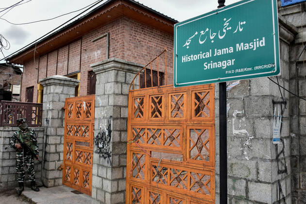 April 29, 2022, Srinagar, India: A paramilitary trooper stands guard outside the closed historic Grand Mosque (Jamia Masjid) during the last Friday of Ramadan in Srinagar. Authorities in Kashmir valley prohibited night-long prayers and last Friday of Ramadan congregational prayers at the Grand Mosque (Jamia Masjid) in Srinagar. The decision to not hold the congregational prayers was conveyed to the managing body of the grand mosque on Wednesday night. Srinagar India - ZUMAs197 20220429_zaa_s197_080 Copyright: xSaqibxMajeedx