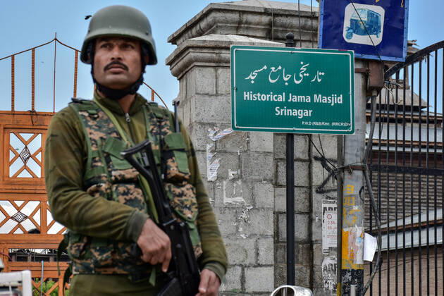 April 29, 2022, Srinagar, India: A paramilitary trooper stands guard outside the closed historic Grand Mosque (Jamia Masjid) during the last Friday of Ramadan in Srinagar. Authorities in Kashmir valley prohibited night-long prayers and last Friday of Ramadan congregational prayers at the Grand Mosque (Jamia Masjid) in Srinagar. The decision to not hold the congregational prayers was conveyed to the managing body of the grand mosque on Wednesday night. Srinagar India - ZUMAs197 20220429_zaa_s197_081 Copyright: xSaqibxMajeedx