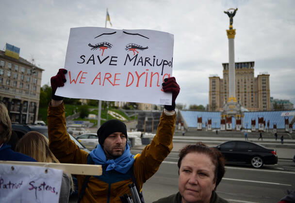 KYIV, UKRAINE - APRIL 30, 2022 - A man holds a placard in Maidan Nezalezhnosti as part of a rally in support of Mariupol defenders during which the relatives of Ukrainian soldiers have called upon the world leaders to ensure a green corridor and the evacuation from the Azovstal plant in Mariupol, Donetsk Region, Kyiv, capital of Ukraine. Rally in support of Mariupol defenders in Kyiv  Copyright: xEvgenxKotenkox