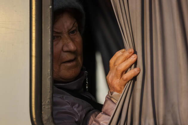 A refugee arrives to receive help today at a parking lot of a shopping center in Zaporiya, Ukraine, 02 May 2022. The city of Zaporiya, some 220 kilometers from Mariupol, awaits the arrival of the convoy with the first civilians who had been hiding in the Azovstal steel mill for two months, with municipal technicians, doctors and humanitarian organizations ready to assist them. EFE Miguel Gutierrez Support for refugees in the parking lot of a shopping center in Zaporiya !ACHTUNG: NUR REDAKTIONELLE NUTZUNG!  Copyright: xMiguelxGutiérrezx AME6197 20220502-46de4b8a69c341eee7d57c553b50ca46d265f20a