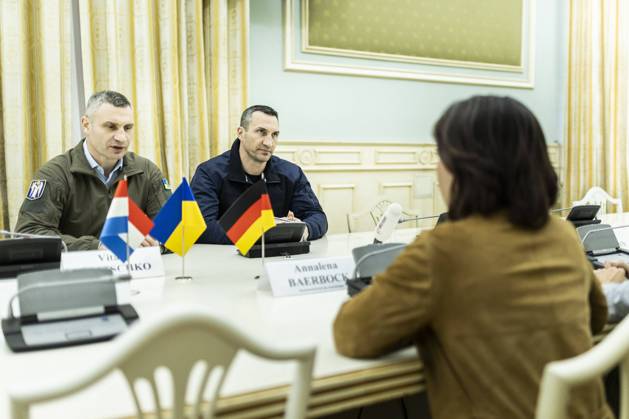 R L Annalena Baerbock Buendnis 90 Die Gruenen , German Foreign Minister, meets Vitali Klitschko, Mayor of Kyiv, and his brother Wladimir Klitschko for joint talks in Kyiv, 10 05 2022 Baerbock travels to Ukraine Kyiv Ukraine as the first representative of the German government after the start of the war. Copyright: xFlorianxGaertnerx