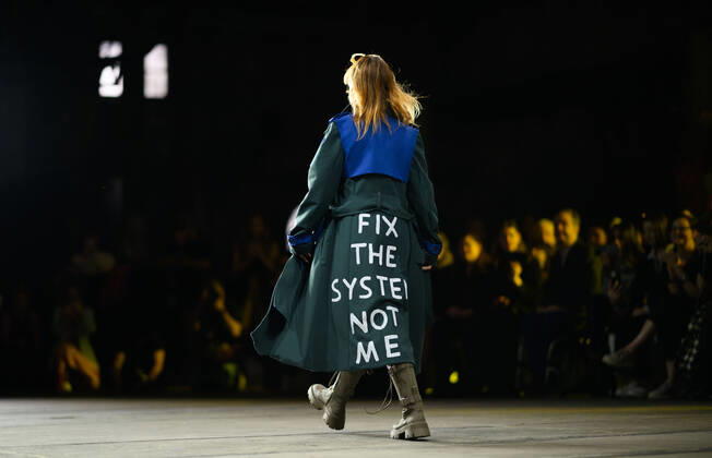 Bilder des Jahres 2022, Entertainment 05 Mai Entertainment Bilder des Tages AUSTRALIAN FASHION WEEK, A model on the runway during the Adaptive Clothing Collective fashion show at Australian Fashion Week 2022 in Sydney, Thursday, May 12, 2022. ( NO ARCHIVING, EDITORIAL USE ONLY, NO USE IN BOOKS WITHOUT CONSENT SYDNEY NSW AUSTRALIA Copyright: xJAMESxGOURLEYx 20220512001658053933