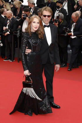 Jerry Bruckheimer with wife Linda Bruckheimer at the premiere of the feature film Top Gun Maverick at the Festival de Cannes 2022 75 Cannes International Film Festival at the Palais des Festivals Cannes, 18 05 2022. Foto:xS.xGabschx xFuturexImage