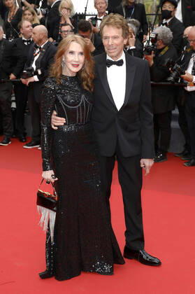 Jerry Bruckheimer with wife Linda Bruckheimer at the premiere of the feature film Top Gun Maverick at the Festival de Cannes 2022 75 Cannes International Film Festival at the Palais des Festivals Cannes, 18 05 2022. Foto:xS.xGabschx xFuturexImage