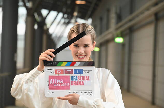 Actress Sina Zadra poses and can be seen as motivational coach Jill Kaufmann in the RTL series Alles was zählt from 22 06 2022 episode 3968
