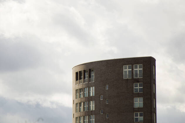 IMAGO Creative: Architektur in Berlin BERLIN, GERMANY - OCTOBER 12, 2017: Brown building on the cloudy sky background. Windows and roof of building. , 34351902.jpg, Berlin, Germany, architecture, building, window, high, tall, city, europe, german, cityscape, landmark, european, buildings, historic, cathedral, street, attraction, urban, skyline, district, scenery, travel, view, road, mitte, scene, day, downtown, destination, historical, deutschland, tourist, facade