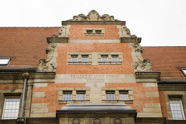 IMAGO Creative: Architektur in Berlin The building in Berlin center, Vollender anno domini text and letter on the wall. Red building. , 34353260.jpg, berlin, architecture, buildings, detail, blue, cubic, office, lifestyle, bauhaus architecture, friedrichshain, townhouse, building, facade, urban, house, apartment, exterior, city, germany, sky, window, luxury, residential, home, estate, modern, housing, europe, shell, wall, windows, low angle, simple, european, district, flat, view, Vollender, anno, domini