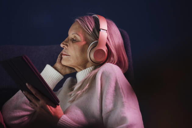 IMAGO Creative: Business, Innovative Technologie-Lösungen Senior woman holding tablet PC listening music through headphones model released, Symbolfoto property released, JOSEF08669