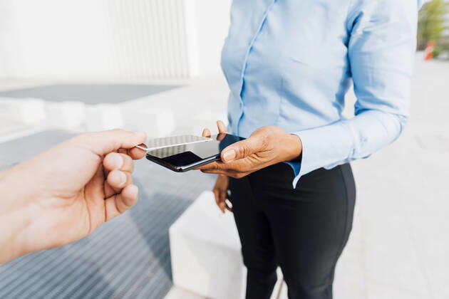 IMAGO Creative: Business, Innovative Technologie-Lösungen Hand of man holding credit card using tap to pay method with freelancer model released, Symbolfoto, MEUF05428