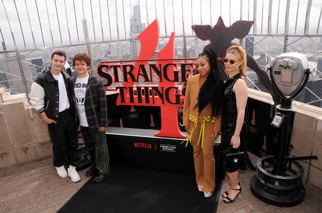 Bilder des Jahres 2022, Entertainment 05 Mai Entertainment Themen der Woche KW21 Entertainment Bilder des Tages May 26, 2022, New York, United States: Noah Schnapp, Gaten Matarazzo, Priah Ferguson and Cara Buono visit the Empire State Building to celebrate Stranger Things season 4 in New York City. New York United States - ZUMAs197 20220526_zaa_s197_127 Copyright: xEfrenxLandaosx